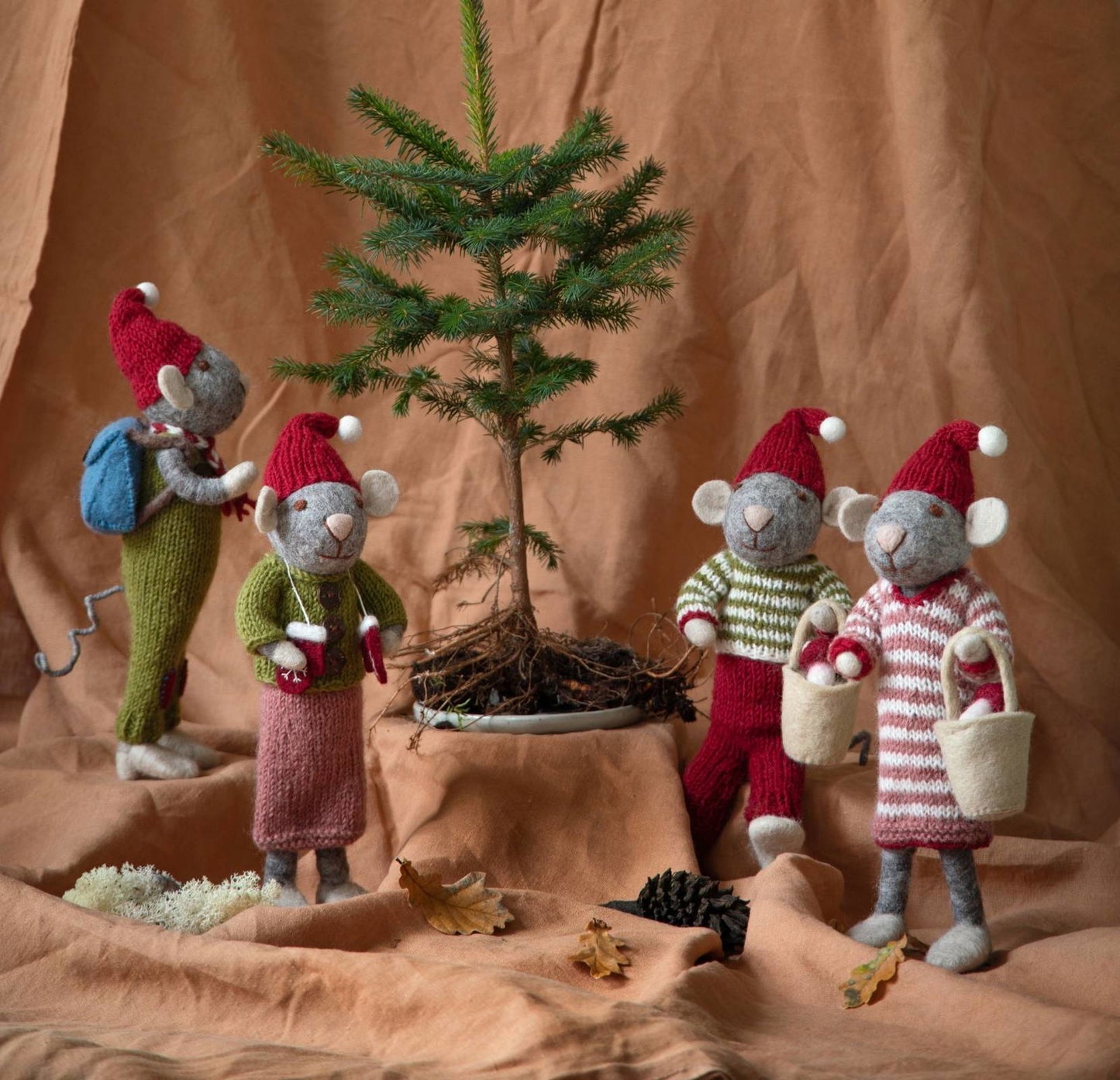 Filzfigur Maus grau mit Fäustlingen