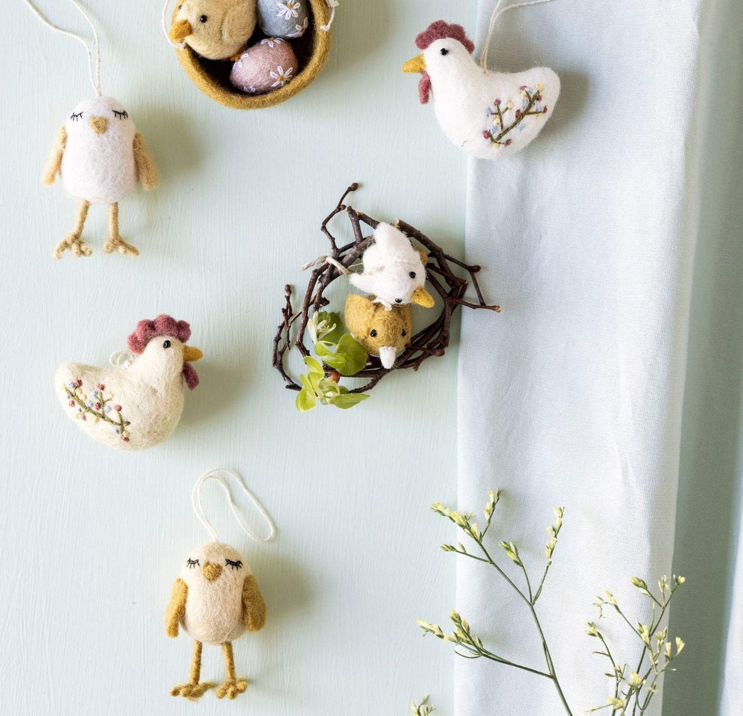 Osteranhänger Küken mit geschlossenen Augen - Gelb & Weiß