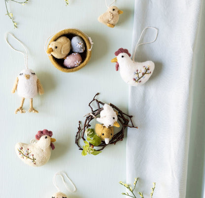 Osteranhänger Hahn mit Stickerei - Weiß & Gelb