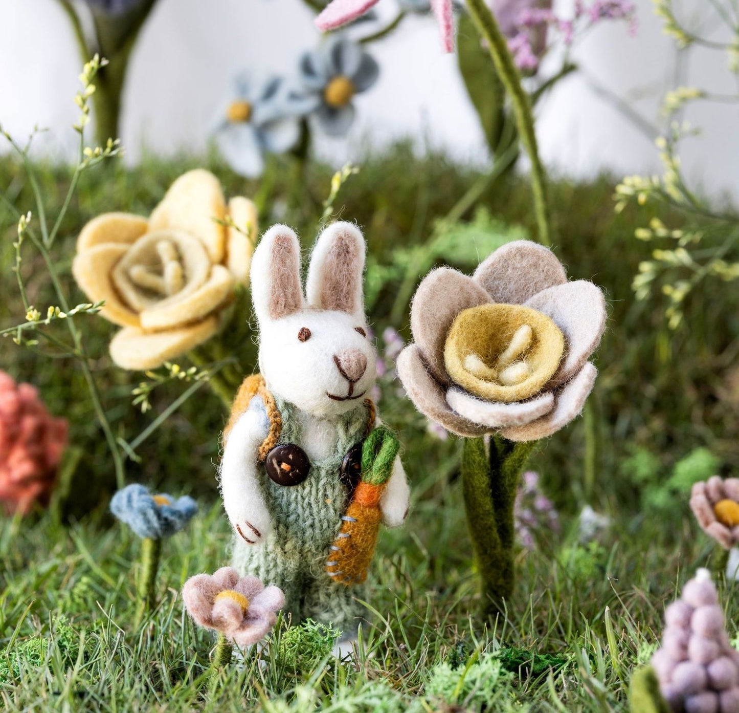 Österliche Figuren Weiße Hasen – Mädchen & Junge mit Karottenkörben