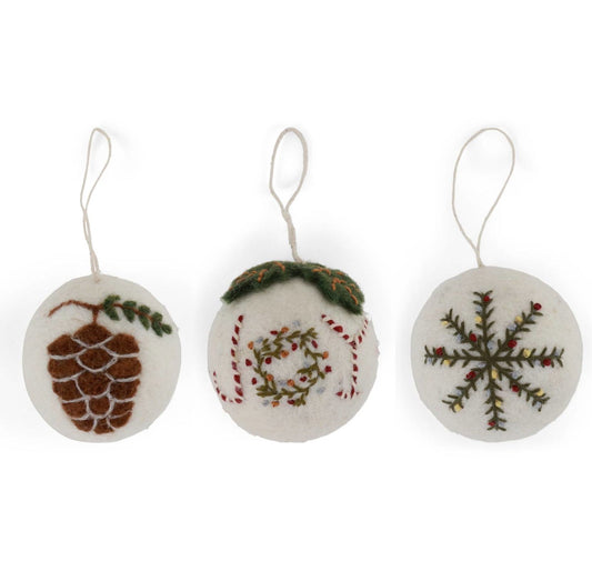 Filzanhänger Weihnachtskugel weiß 3er Set – Schneeflocke, Joy & Zapfen