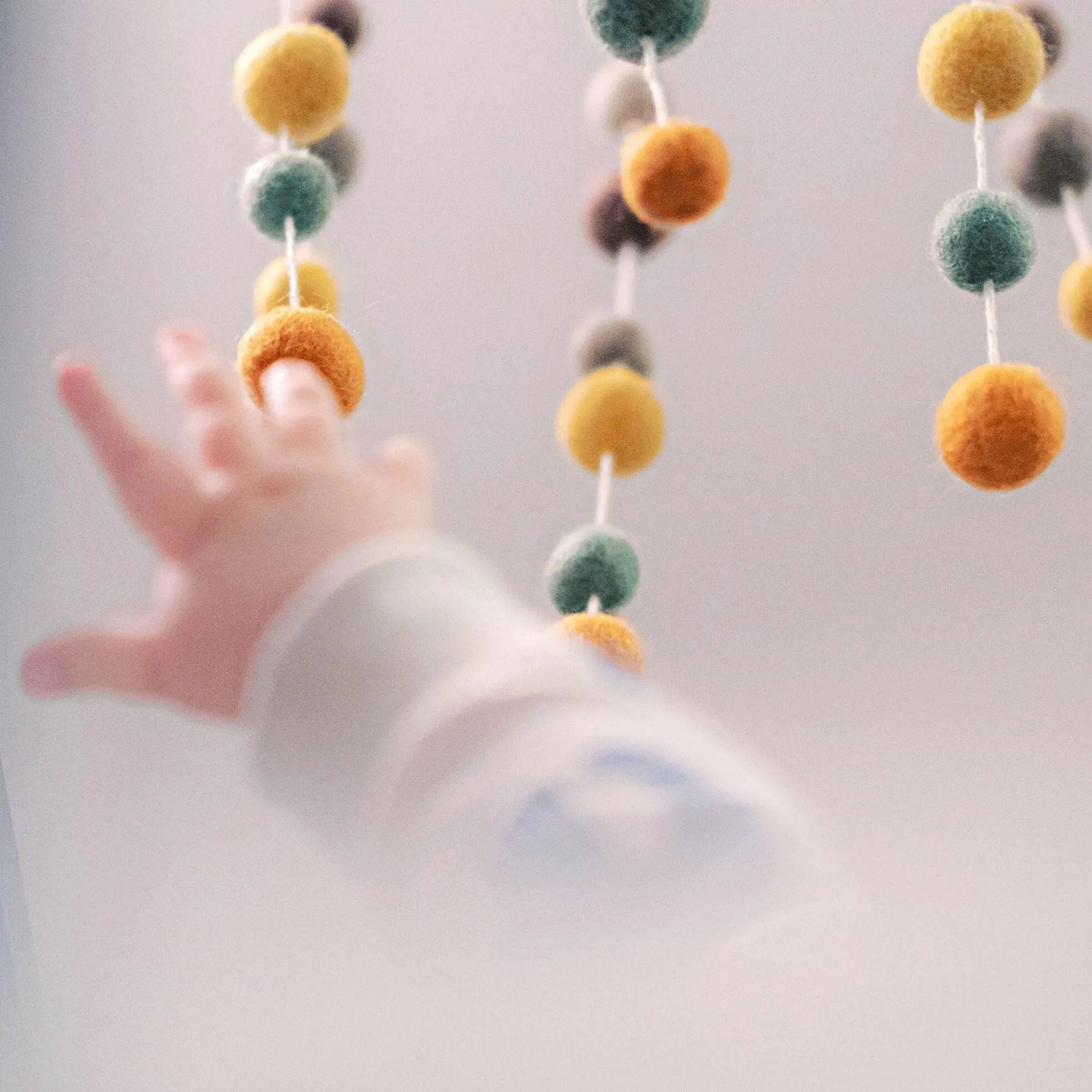 Filzlig Pastellfarbenes Baby Mobile  Gry & SifInspirationsbild