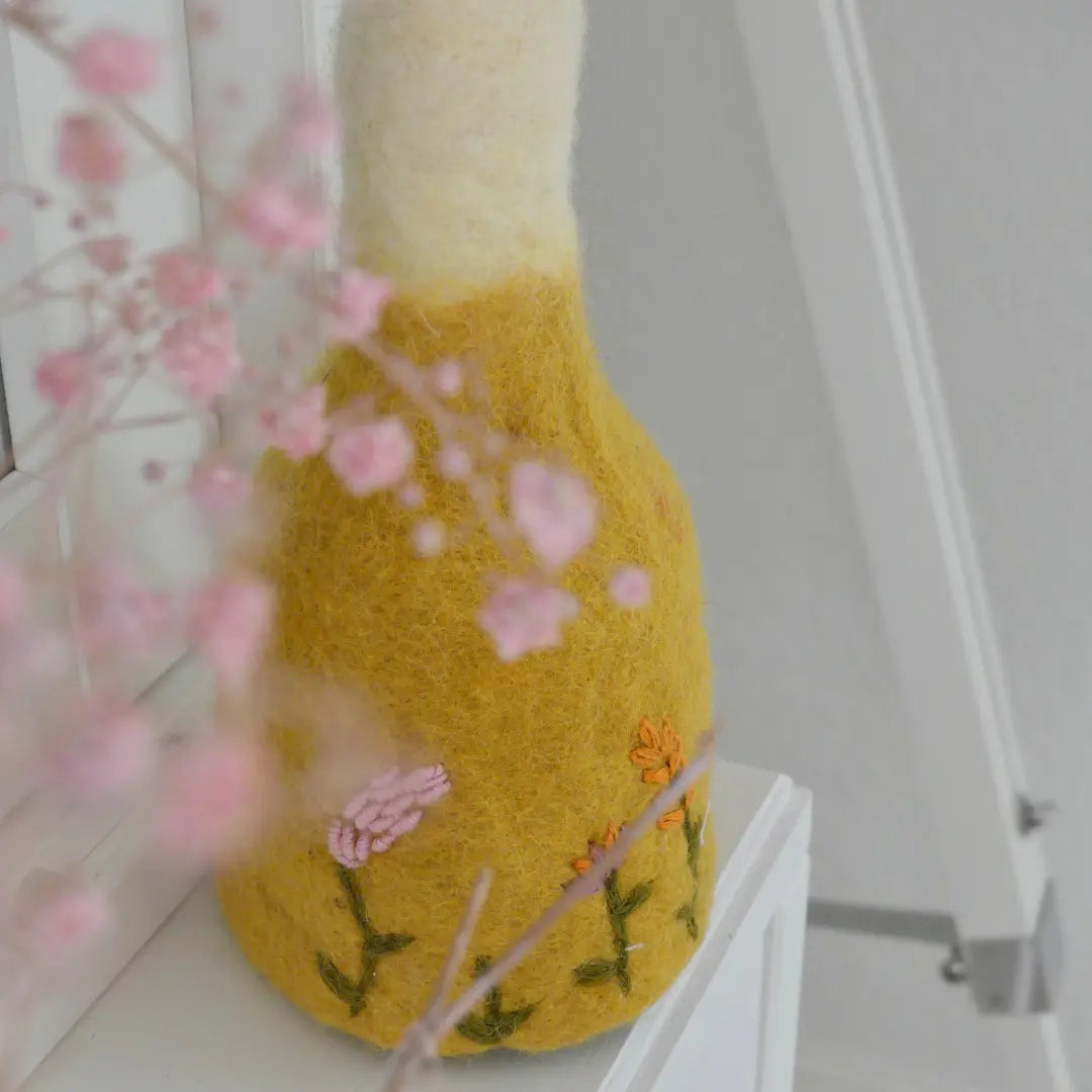 Filzlig Vasenhülle gelb, weiß bestickt inkl. Glas  Gry & Sif Inspirationsbild