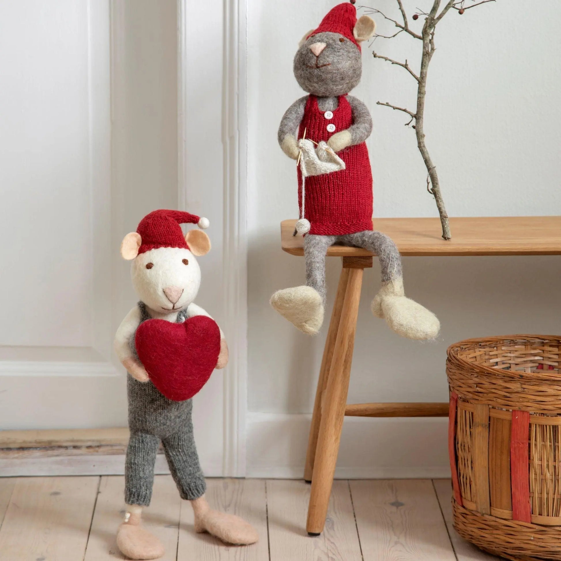 Filzlig XL Weihnachtsfigur Maus mit Strickzeug  Gry & Sif