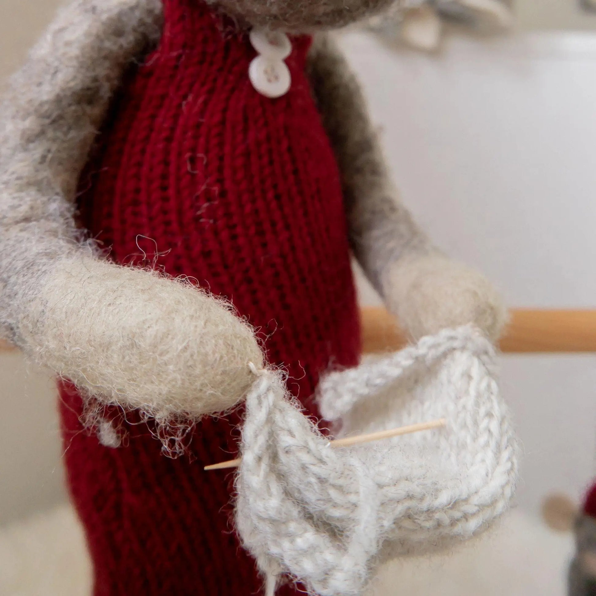 Filzlig XL Weihnachtsfigur Maus mit Strickzeug  Gry & SifInspirationsbild 2