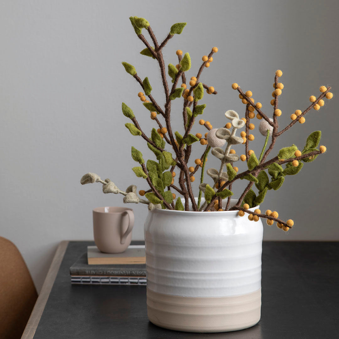 Geschmückte Vase mit herbstlichen Akzenten