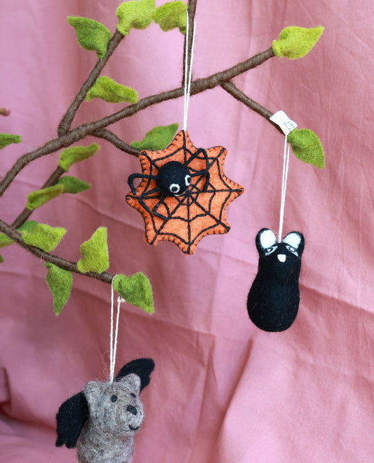 Filzanhänger Spinnennetz mit Spinne, Fledermaus & Schwarze Katze