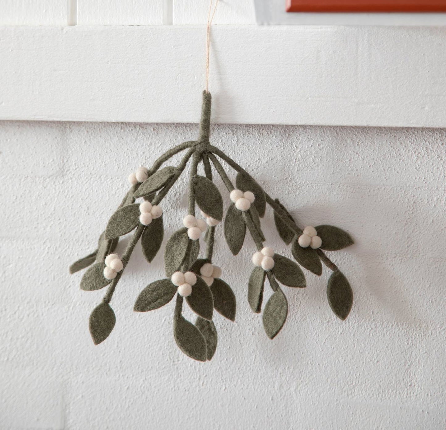 Handgefertigter Mistelzweig aus Filz in Dunkelgrün mit weißen Beeren von Gry & Sif – nachhaltige Weihnachtsdekoration zum Aufhängen