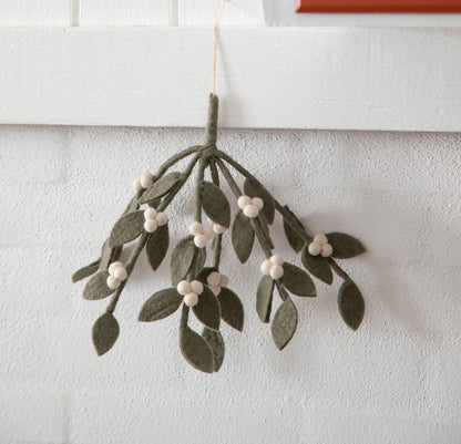 Handgefertigter Mistelzweig aus Filz in Dunkelgrün mit weißen Beeren von Gry & Sif – nachhaltige Weihnachtsdekoration zum Aufhängen