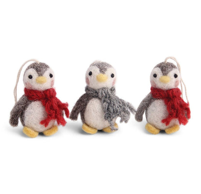 Drei handgefertigte Filz-Babypinguine von Gry & Sif – fair produziert in Nepal, liebevolle Weihnachtsdeko aus Schurwolle