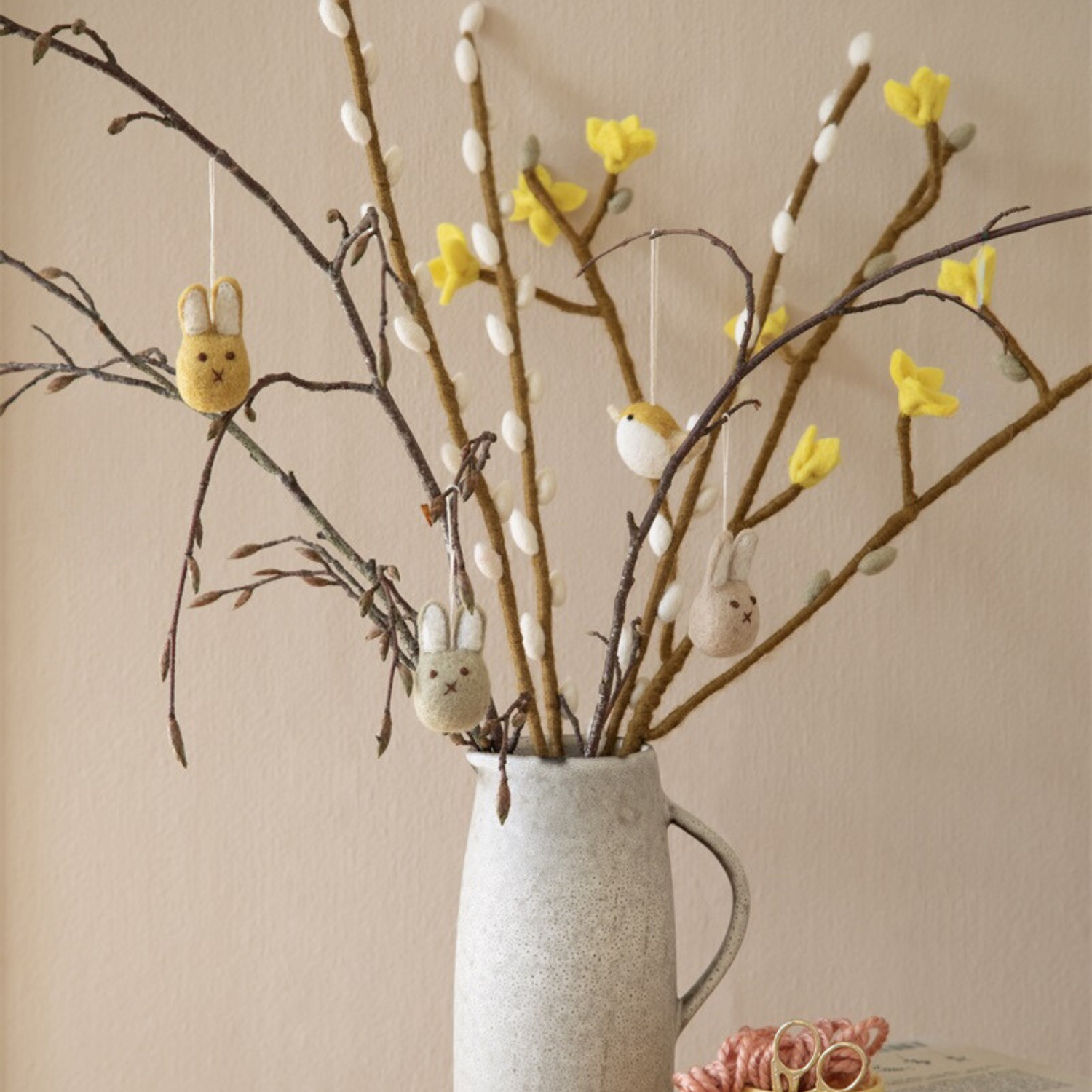 Frühlingsbundle 11teiliges Set, Anwendungsbild, aufgestellt in einer Vase inkl. Anhängern