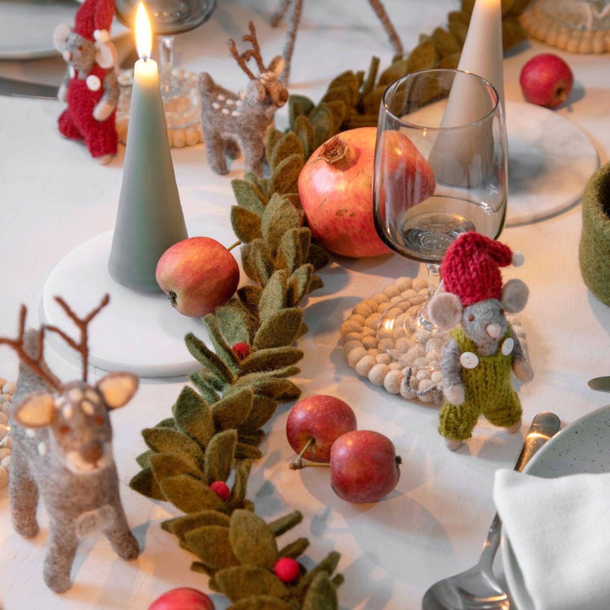 Weihnachtsgirlande mit roten Beeren, perfekte Tischdeko für dein Weihnachtsfest