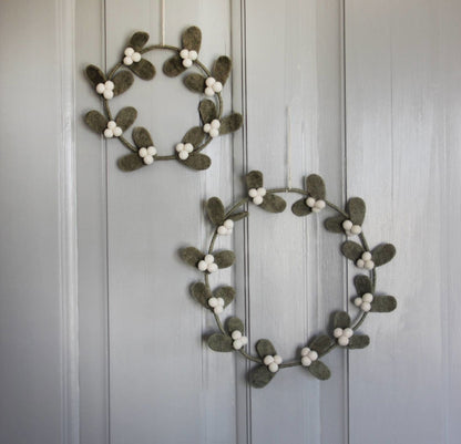 Großer Mistelkranz aus dunkelgrünem Filz, handgefertigt in Nepal unter Fair-Trade-Prinzipien – nachhaltige Weihnachtsdekoration von Gry & Sif