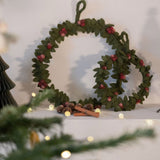 Großer handgefilzter grüner Weihnachtskranz mit roten Beeren von Gry & Sif – nachhaltige Fair-Trade Weihnachtsdekoration aus Wolle, liebevoll handgefertigt in Nepal.