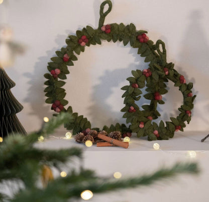 Großer handgefilzter grüner Weihnachtskranz mit roten Beeren von Gry & Sif – nachhaltige Fair-Trade Weihnachtsdekoration aus Wolle, liebevoll handgefertigt in Nepal.