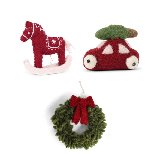 Drei handgefertigte Filzanhänger von Gry & Sif – Auto, Türkranz und Schaukelpferd aus 100 % Wolle, Fair Trade
