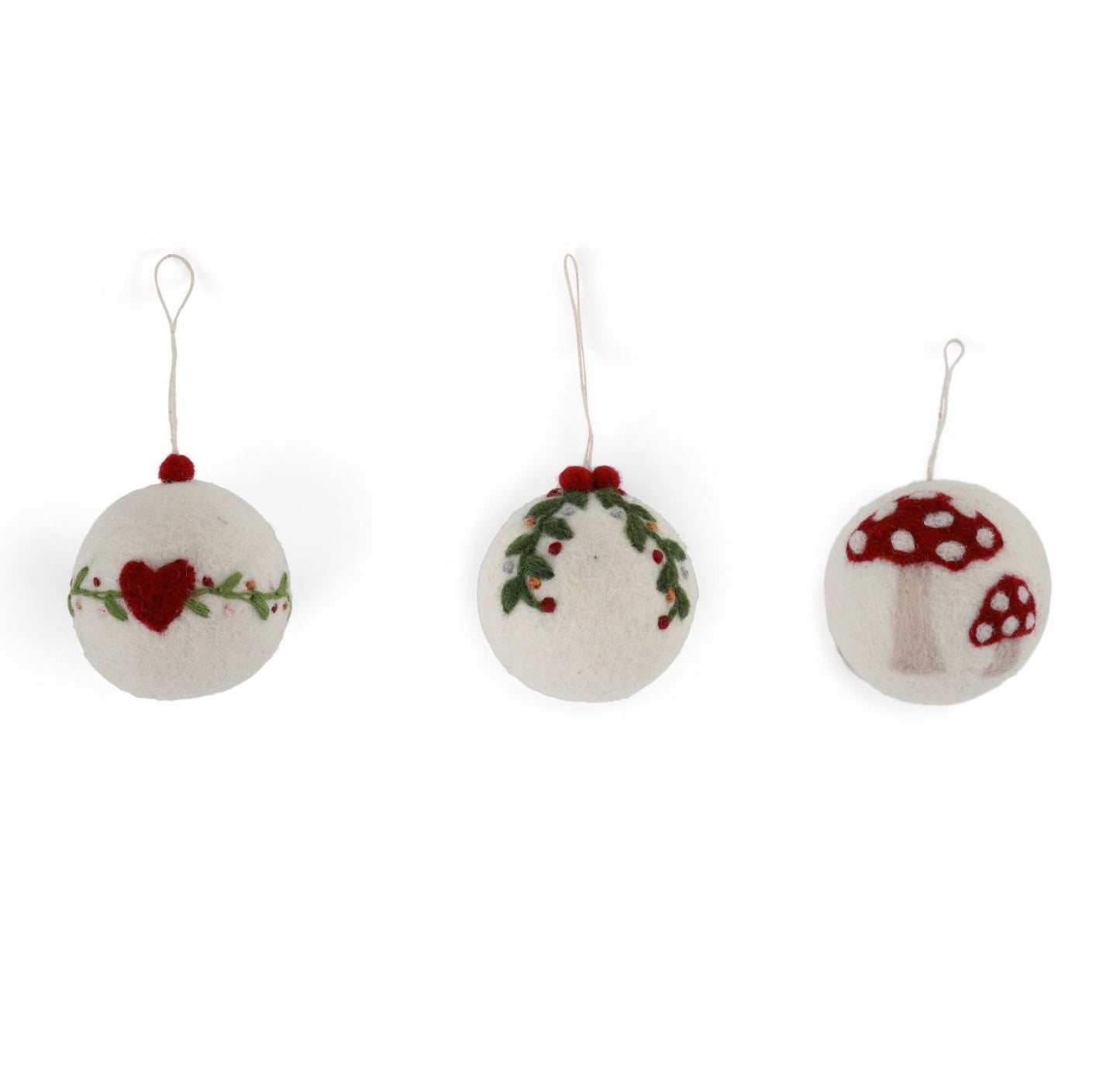 Drei weiße handgefertigte Filzanhänger von Gry & Sif – Herz, Pilz und Girlande aus 100 % Wolle, Fair Trade produziert