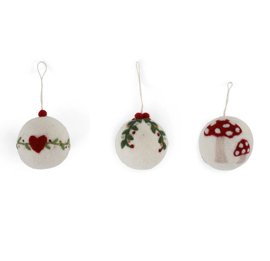 Drei weiße handgefertigte Filzanhänger von Gry & Sif – Herz, Pilz und Girlande aus 100 % Wolle, Fair Trade produziert
