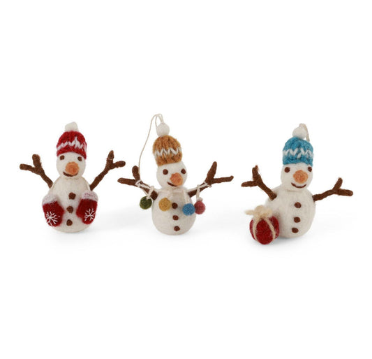 Handgefilztes Schneemann-Set aus 100 % Wolle – drei kleine Fair-Trade-Figuren von Gry & Sif, handgefertigt in Nepal, nachhaltige Weihnachtsdeko mit skandinavischem Design.
