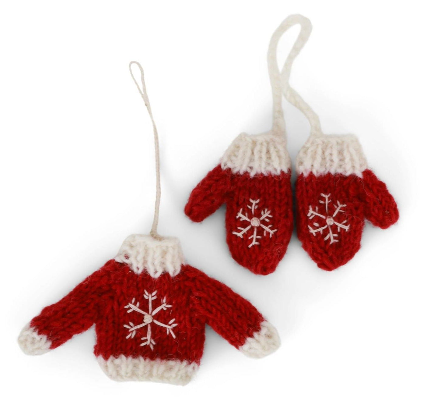 Handgefilzter Weihnachtsanhänger mit gestricktem Pullover und passenden Handschuhen von Gry & Sif – nachhaltig und fair in Nepal gefertigt.