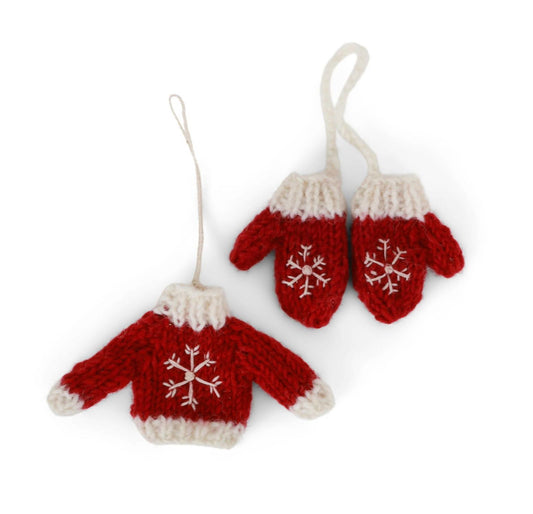 Handgefilzter Weihnachtsanhänger mit gestricktem Pullover und passenden Handschuhen von Gry & Sif – nachhaltig und fair in Nepal gefertigt.