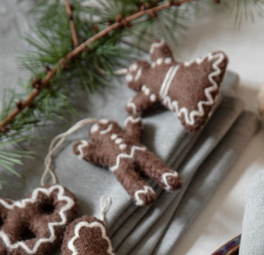 Handgefilzte Lebkuchen-Weihnachtsornamente aus Wollfilz – Fair-Trade-Handarbeit aus Nepal im skandinavischen Design von Gry & Sif.
