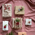 Vier handgefertigte Mini-Filzzweige mit leuchtend roten Beeren aus 100 % Schurwolle, nachhaltiges Fair-Trade-Design von Gry & Sif für Weihnachtsdeko.
