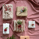 Vier handgefertigte Mini-Filzzweige mit leuchtend roten Beeren aus 100 % Schurwolle, nachhaltiges Fair-Trade-Design von Gry & Sif für Weihnachtsdeko.