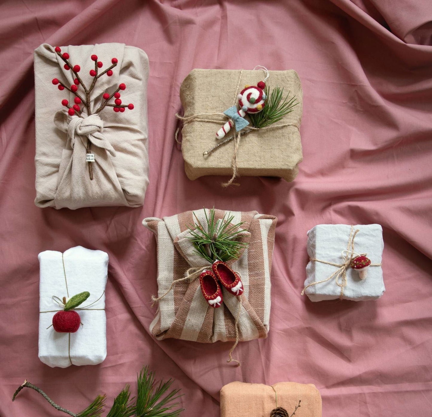 Vier handgefertigte Mini-Filzzweige mit leuchtend roten Beeren aus 100 % Schurwolle, nachhaltiges Fair-Trade-Design von Gry & Sif für Weihnachtsdeko.