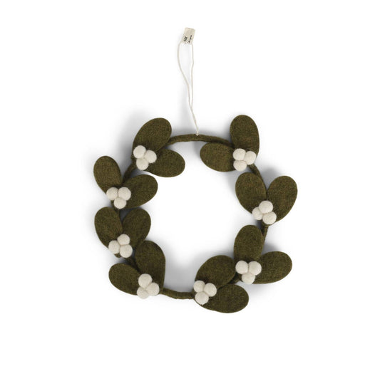 Zarter Mistelkranz aus dunkelgrünem Filz, handgefertigt in Nepal unter Fair-Trade-Prinzipien – nachhaltige Weihnachtsdekoration von Gry & Sif.