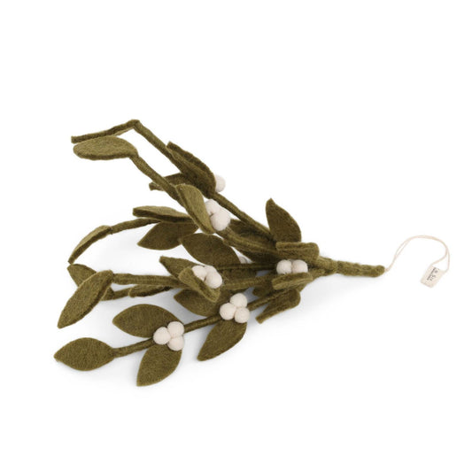 Handgefertigter Mistelzweig aus Filz in Dunkelgrün mit weißen Beeren von Gry & Sif – nachhaltige Weihnachtsdekoration zum Aufhängen