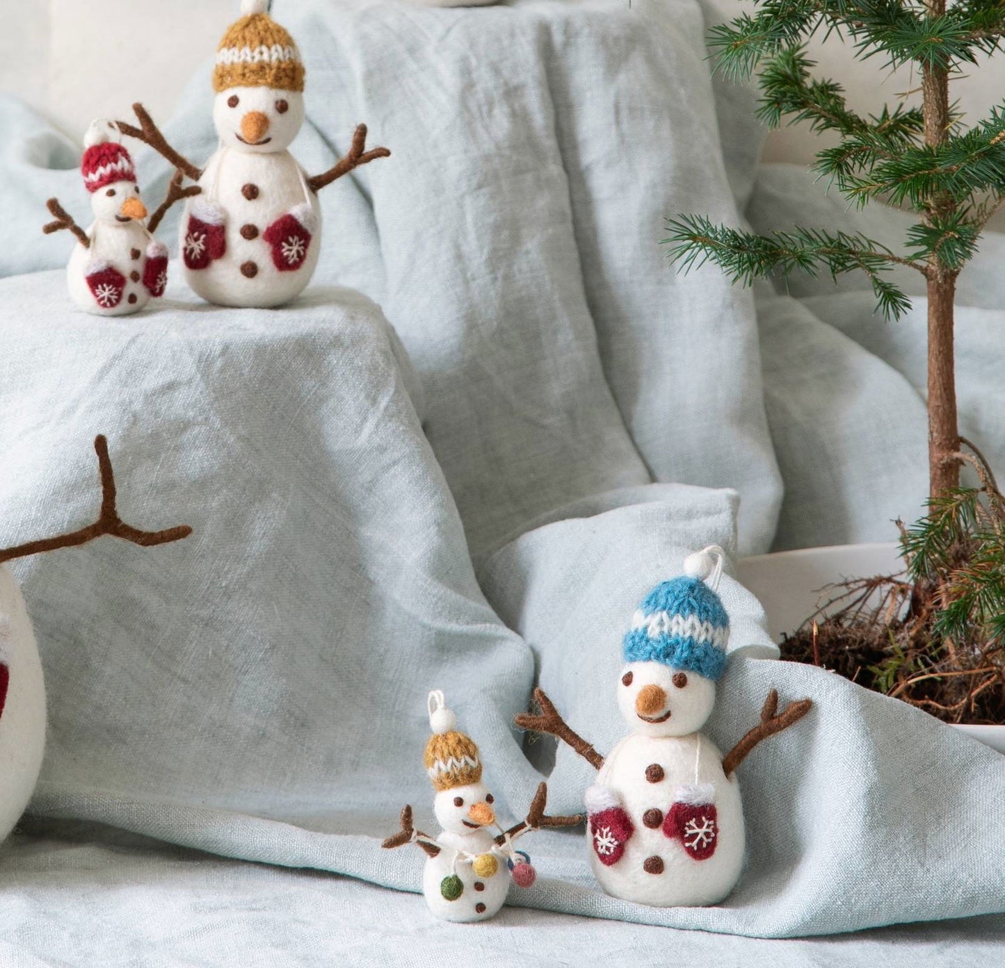 Handgefilztes Schneemann-Set aus 100 % Wolle – drei kleine Fair-Trade-Figuren von Gry & Sif, handgefertigt in Nepal, nachhaltige Weihnachtsdeko mit skandinavischem Design.