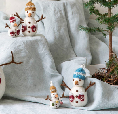 Handgefilztes Schneemann-Set aus 100 % Wolle – drei kleine Fair-Trade-Figuren von Gry & Sif, handgefertigt in Nepal, nachhaltige Weihnachtsdeko mit skandinavischem Design.