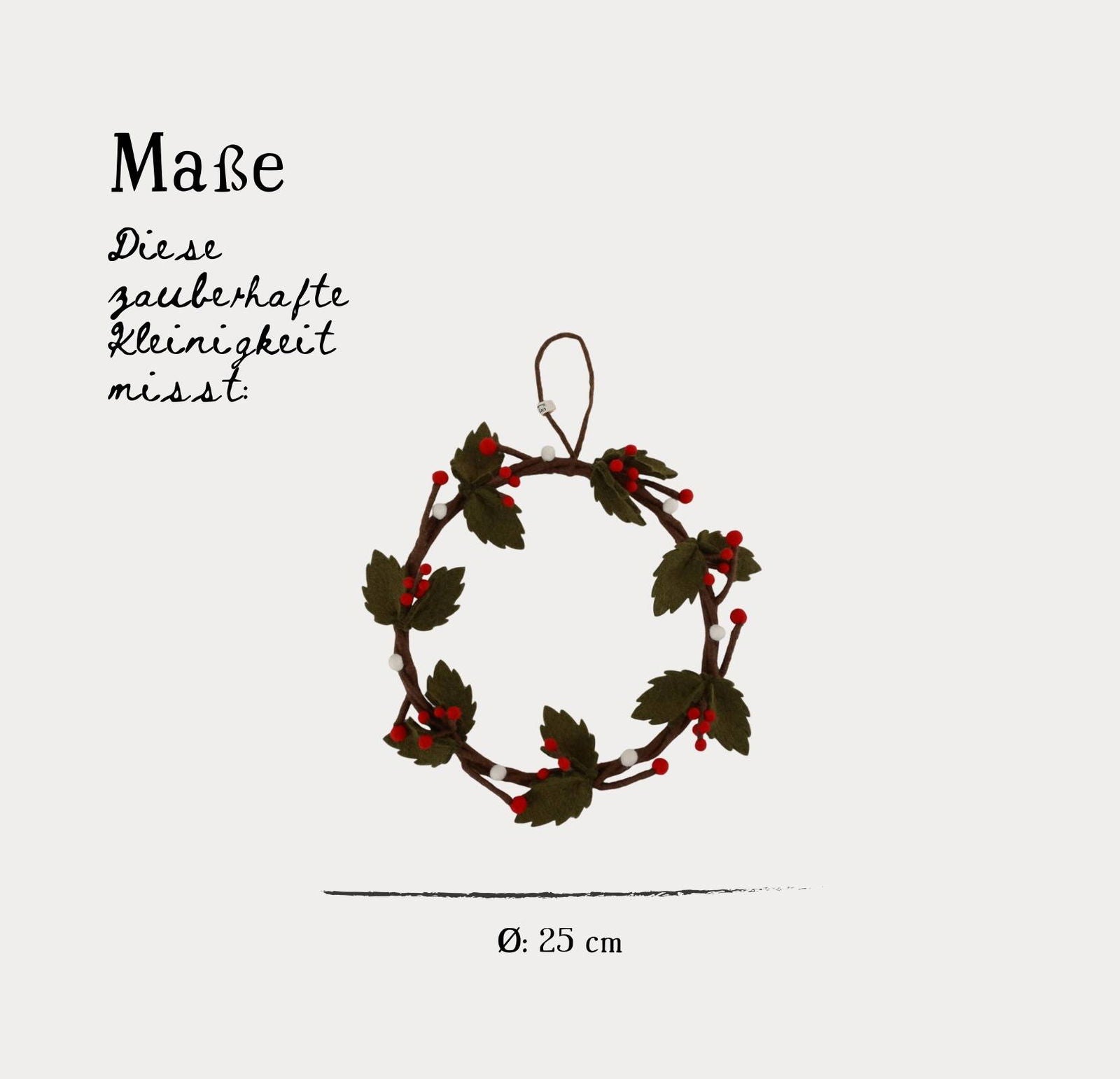 Handgefertigter Stechpalmenkranz aus dunkelgrünem Filz mit roten Beeren von Gry & Sif – nachhaltige Weihnachtsdekoration aus fairer Produktion.