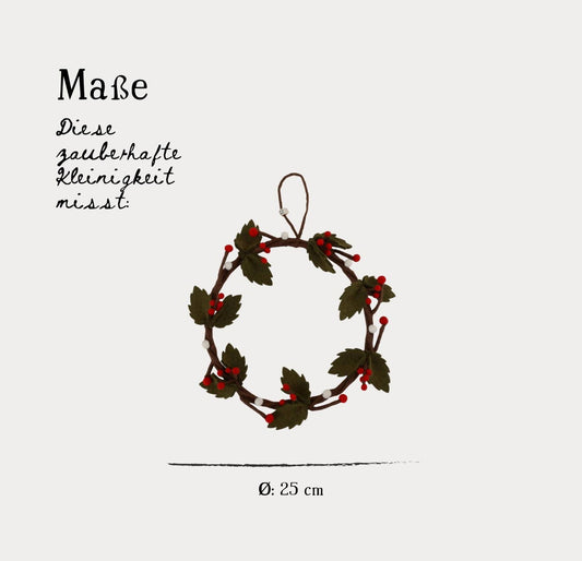 Handgefertigter Stechpalmenkranz aus dunkelgrünem Filz mit roten Beeren von Gry & Sif – nachhaltige Weihnachtsdekoration aus fairer Produktion.