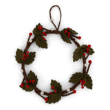 Handgefertigter Stechpalmenkranz aus dunkelgrünem Filz mit roten Beeren von Gry & Sif – nachhaltige Weihnachtsdekoration aus fairer Produktion.
