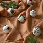 Handgefertigtes Set aus drei weißen Filzanhängern von Gry & Sif – Fair Trade Weihnachtsdeko aus Nepal.