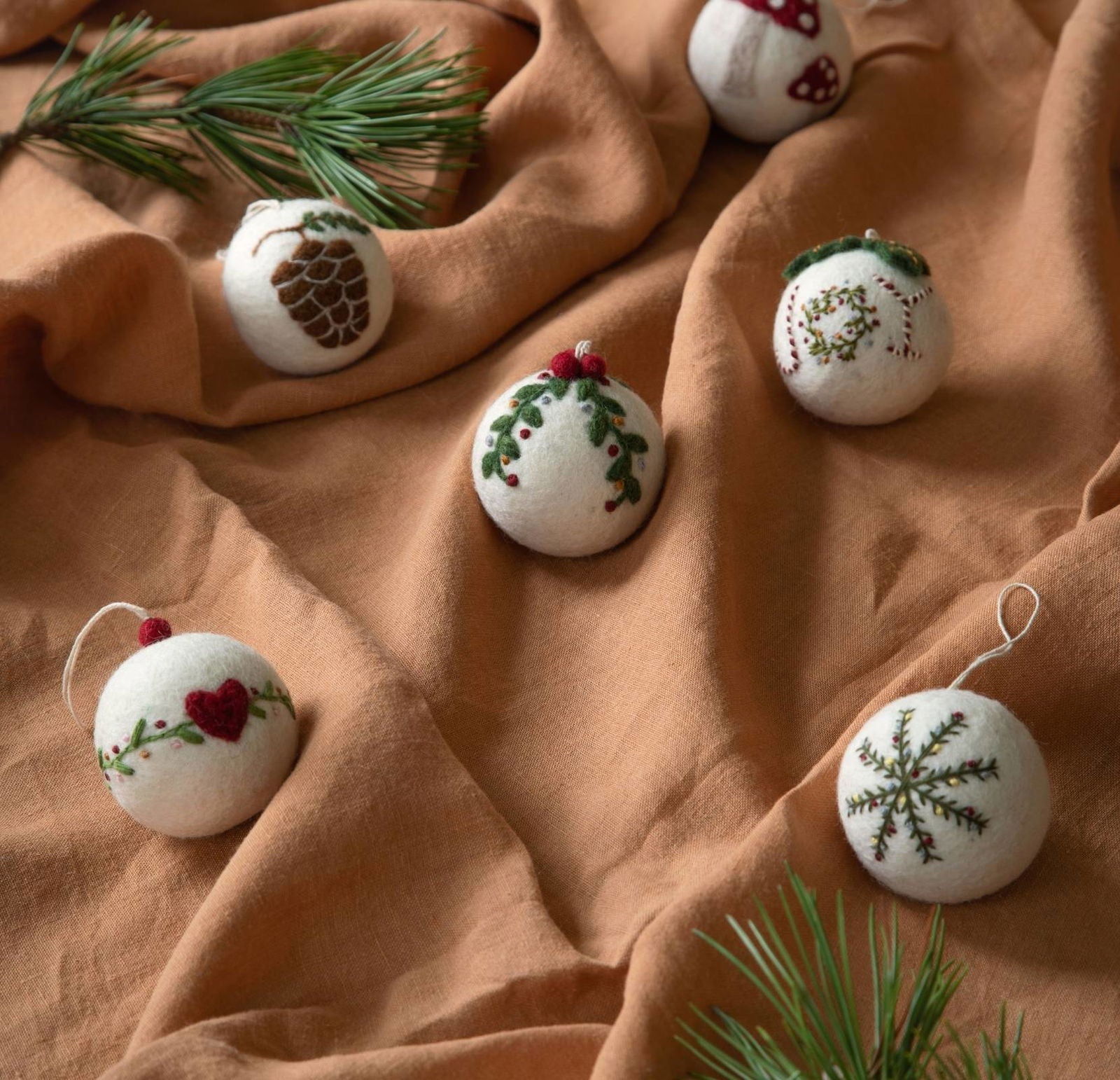 Handgefertigtes Set aus drei weißen Filzanhängern von Gry & Sif – Fair Trade Weihnachtsdeko aus Nepal.