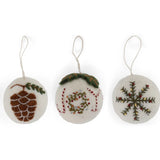 Handgefertigtes Set aus drei weißen Filzanhängern von Gry & Sif – Fair Trade Weihnachtsdeko aus Nepal.