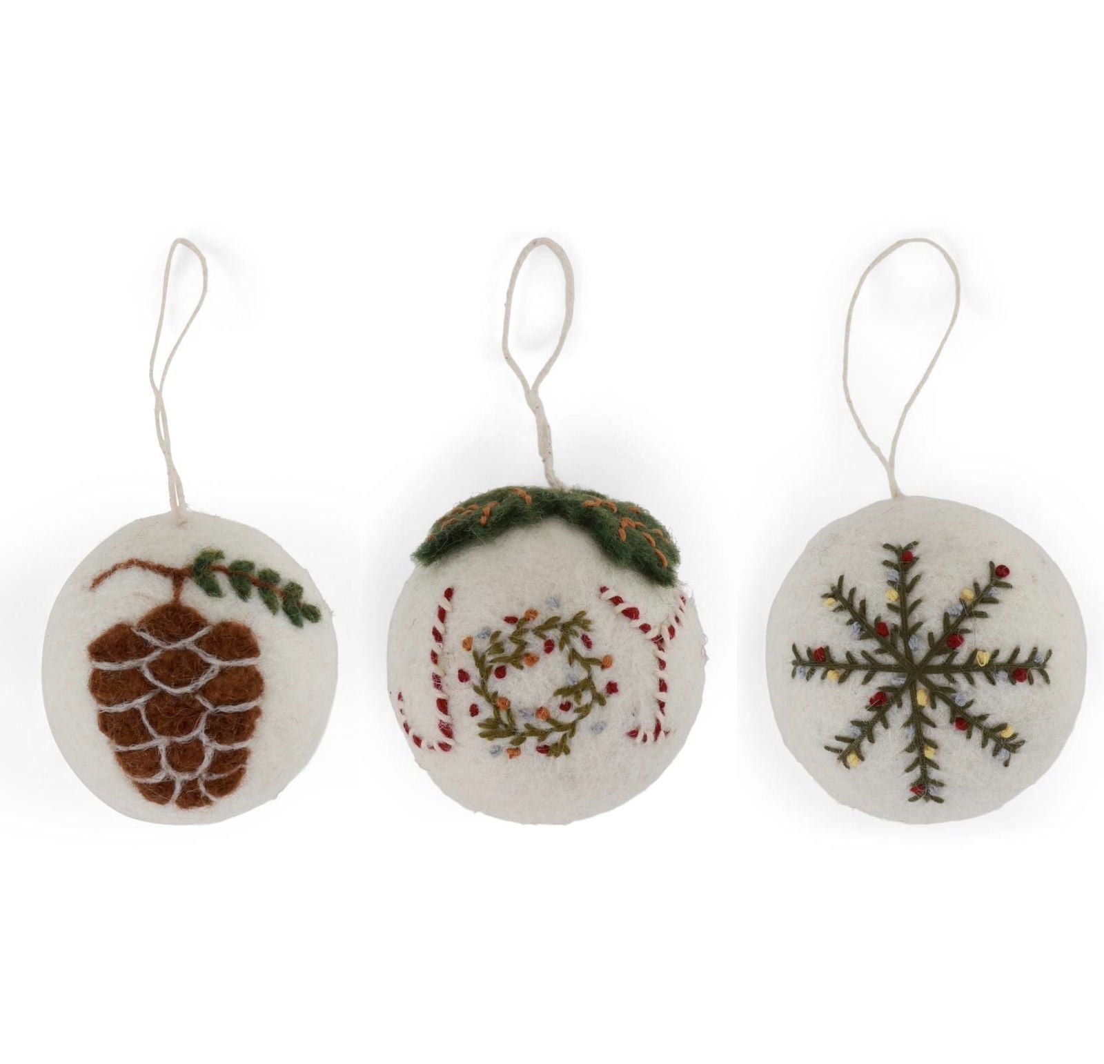 Handgefertigtes Set aus drei weißen Filzanhängern von Gry & Sif – Fair Trade Weihnachtsdeko aus Nepal.